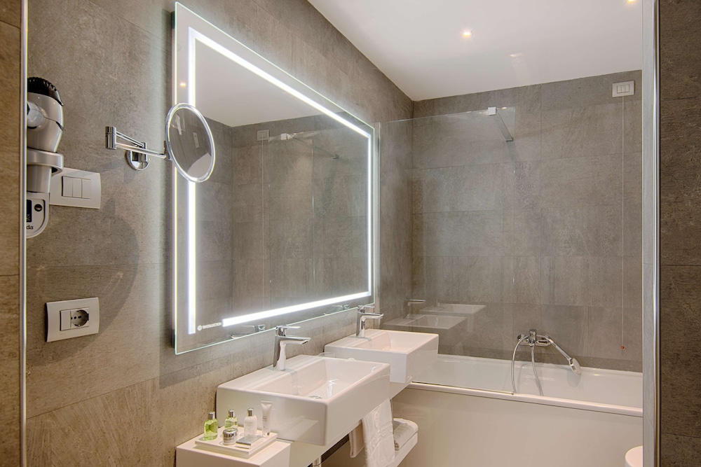 Suite junior (Extra Bed 2 Adults + 1 Child) del hotel Nh Collection Roma Centro. Foto 6