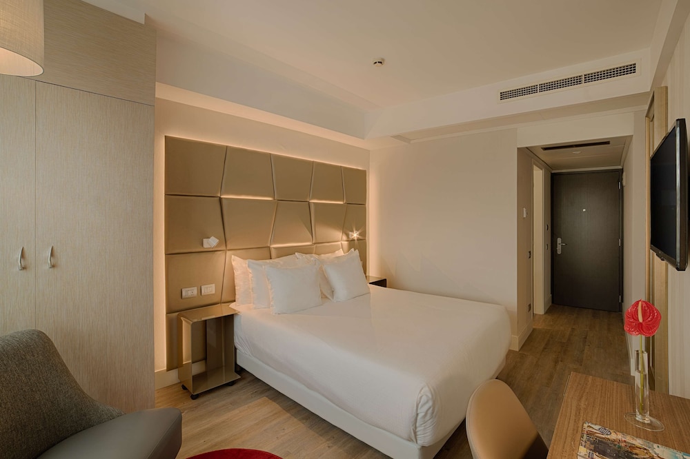 Habitación familiar 1 Cama queen 1 habitación 2 Camas individuales del hotel Nh Collection Roma Centro. Foto 1