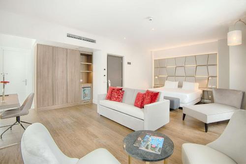 Suite Junior con cama supletoria del hotel Nh Collection Roma Centro. Foto 3
