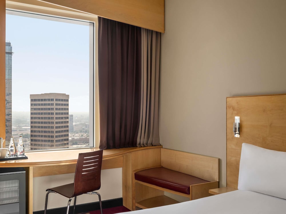 Habitación Estándar con 1 cama doble equipada con la nueva ropa de cama del hotel Ibis Sharq Kuwait
