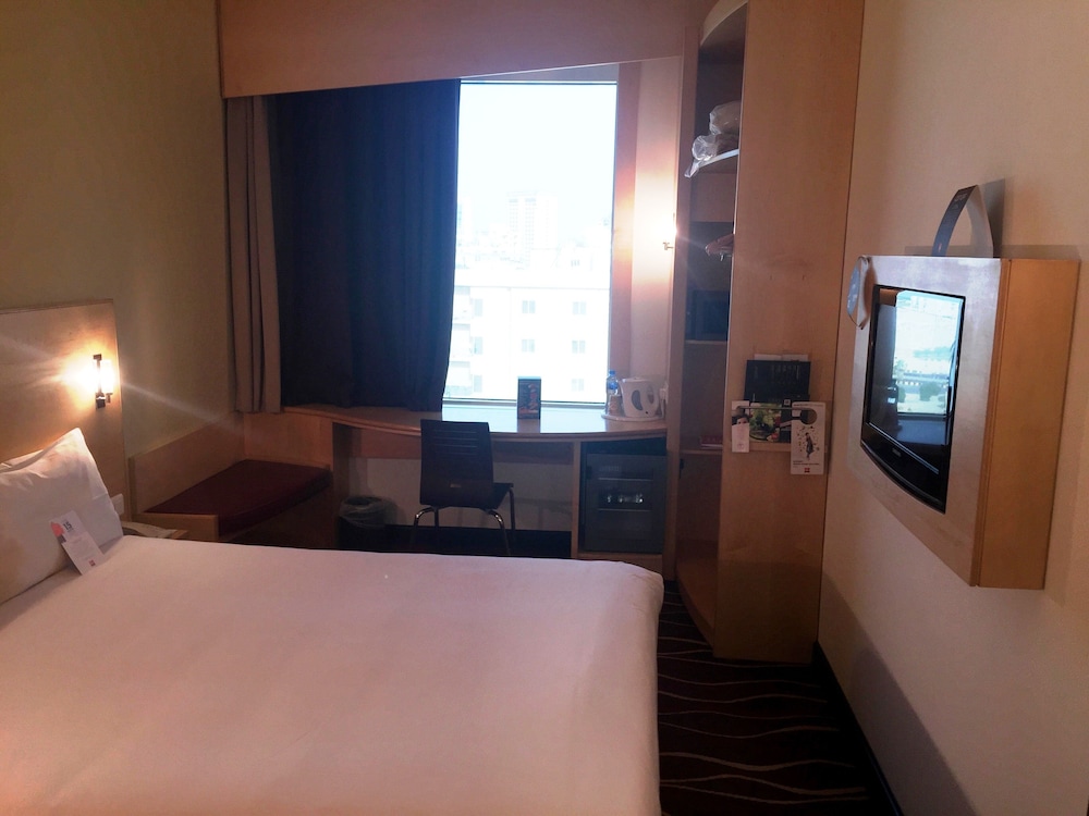 Habitación Estándar con 1 cama doble equipada con la nueva ropa de cama del hotel Ibis Sharq Kuwait. Foto 1