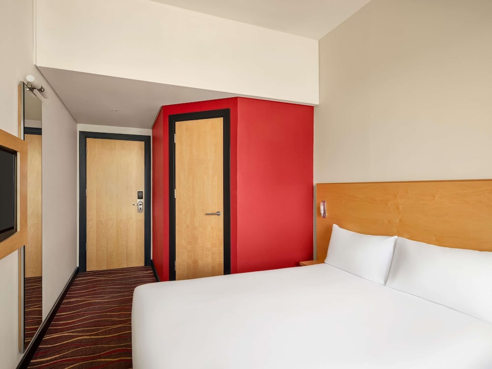 Habitación Estándar con 1 cama doble equipada con la nueva ropa de cama del hotel Ibis Sharq Kuwait. Foto 3