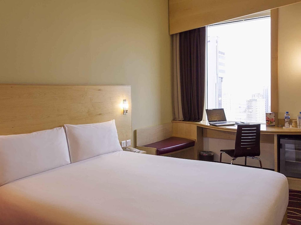Habitación Estándar con 1 cama doble equipada con la nueva ropa de cama del hotel Ibis Sharq Kuwait. Foto 4