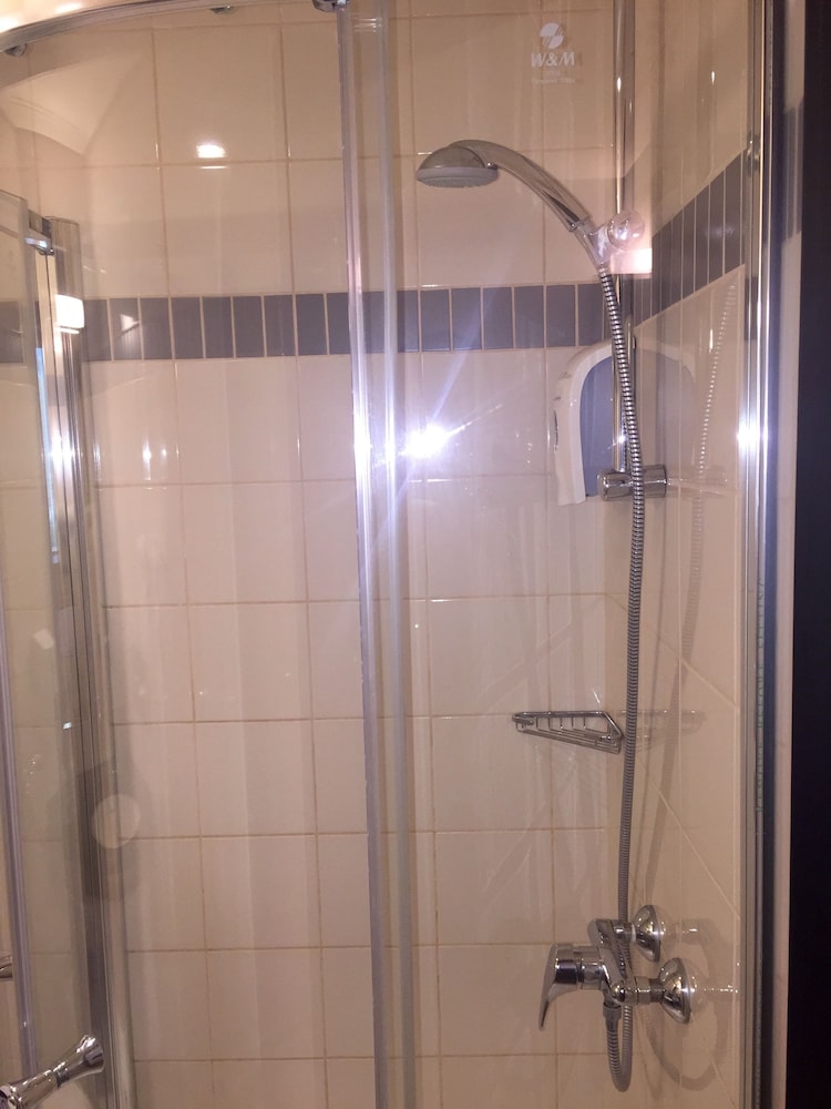 Habitación Estándar con 1 cama doble equipada con la nueva ropa de cama del hotel Ibis Sharq Kuwait. Foto 6