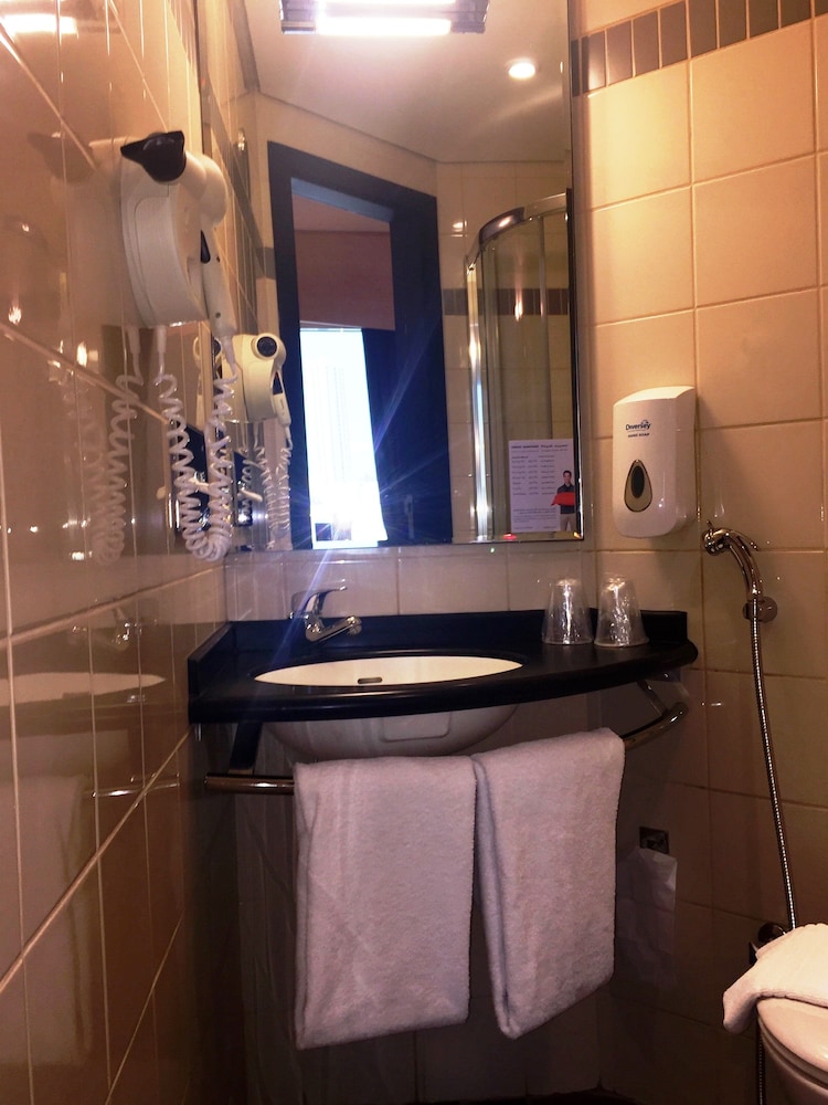 Habitación Estándar con 1 cama doble equipada con la nueva ropa de cama del hotel Ibis Sharq Kuwait. Foto 7