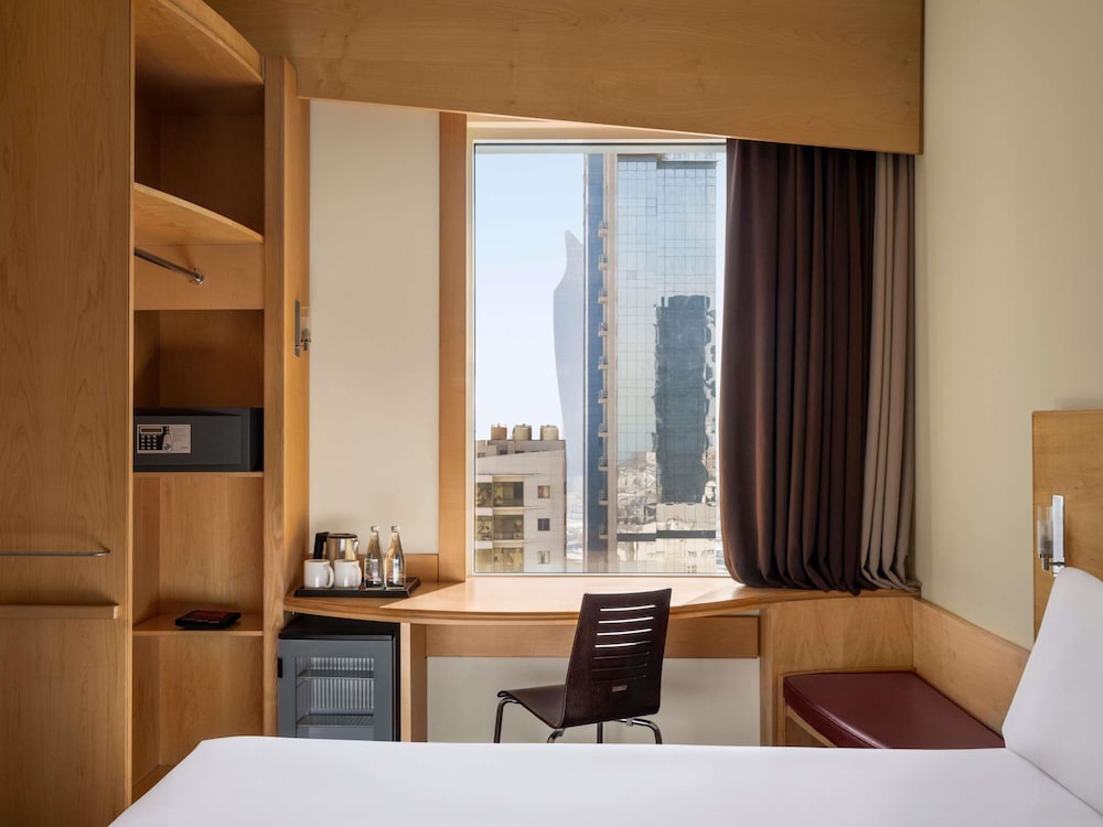Habitación Estándar con 2 camas individuales equipada con la nueva ropa de cama del hotel Ibis Sharq Kuwait