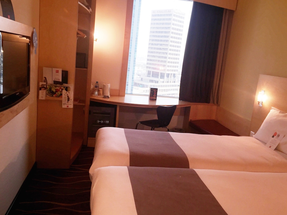 Habitación Estándar con 2 camas individuales equipada con la nueva ropa de cama del hotel Ibis Sharq Kuwait. Foto 1