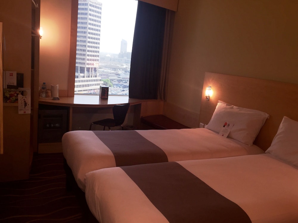Habitación Estándar con 2 camas individuales equipada con la nueva ropa de cama del hotel Ibis Sharq Kuwait. Foto 2