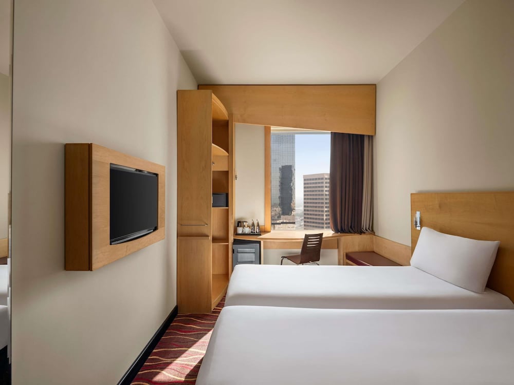 Habitación Estándar con 2 camas individuales equipada con la nueva ropa de cama del hotel Ibis Sharq Kuwait. Foto 3