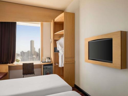 Habitación Superior con 2 camas individuales del hotel Ibis Sharq Kuwait. Foto 3