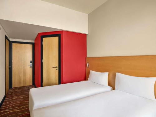 Habitación Superior con 2 camas individuales del hotel Ibis Sharq Kuwait. Foto 4