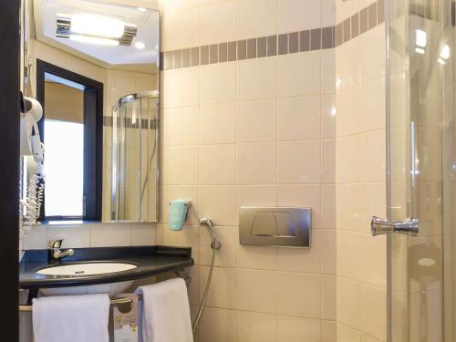 Habitación Superior con 2 camas individuales del hotel Ibis Sharq Kuwait. Foto 6