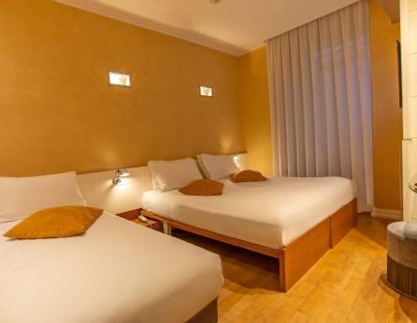 Habitación Triple Estándar del hotel White. Foto 5