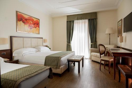 Habitación Triple del hotel Athena. Foto 1