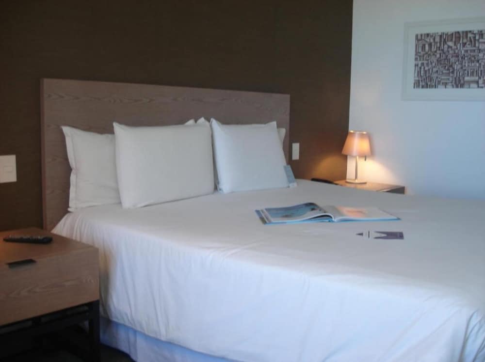 Habitación Standard con cama queen size del hotel Mercure Montevideo Punta Carretas. Foto 3