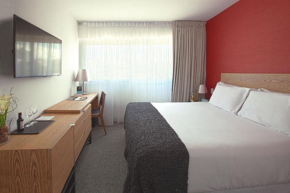 Habitación superior con cama queen size del hotel Mercure Montevideo Punta Carretas. Foto 2