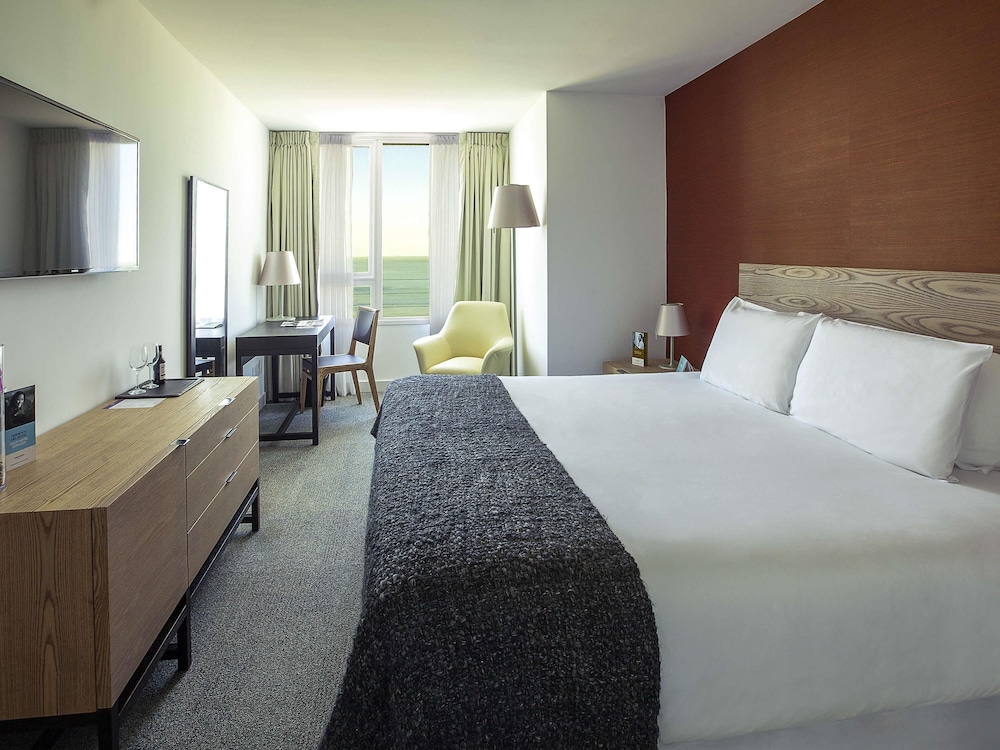 Habitación superior con cama queen size del hotel Mercure Montevideo Punta Carretas. Foto 5