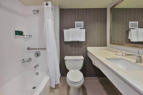 Habitación Deluxe con cama extragrande y bañera adaptada - Apta para personas con discapacidad auditiva y movilidad reducida del hotel Courtyard Secaucus Meadowlands. Foto 2