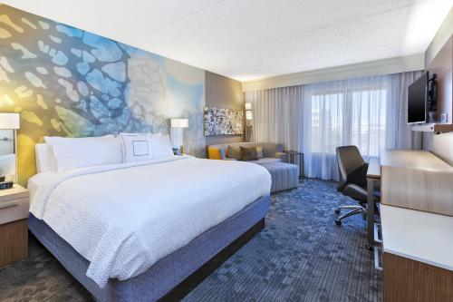 Habitación Deluxe con cama extragrande y bañera adaptada - Apta para personas con discapacidad auditiva y movilidad reducida del hotel Courtyard Secaucus Meadowlands