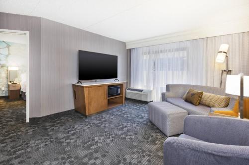Suite con cama extragrande y sofá cama del hotel Courtyard Secaucus Meadowlands