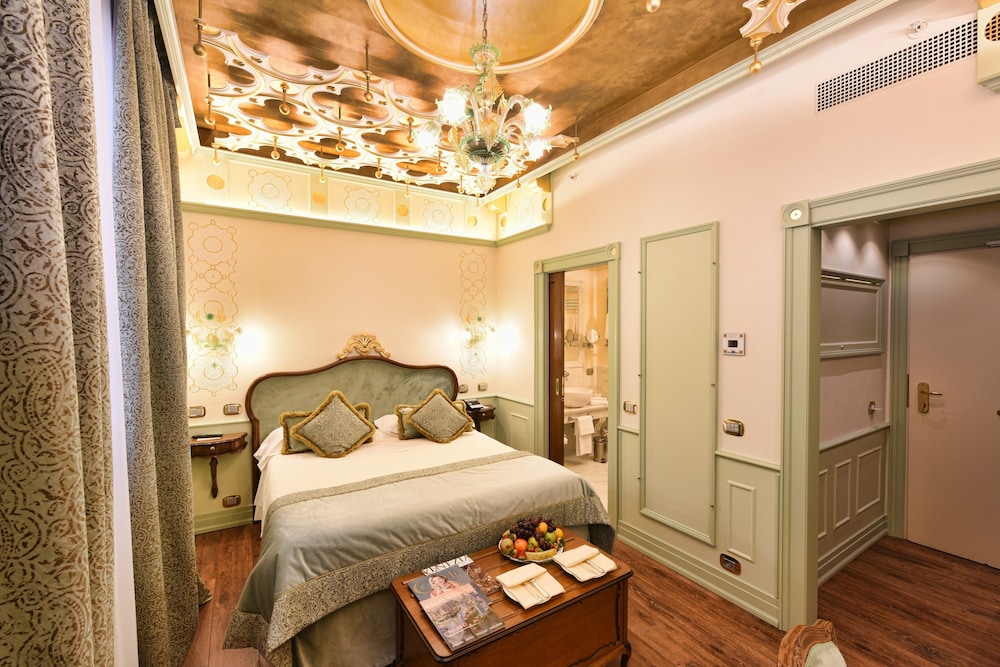 HABITACIÓN GOLDEN LEAF del hotel Monaco and Grand Canal. Foto 1