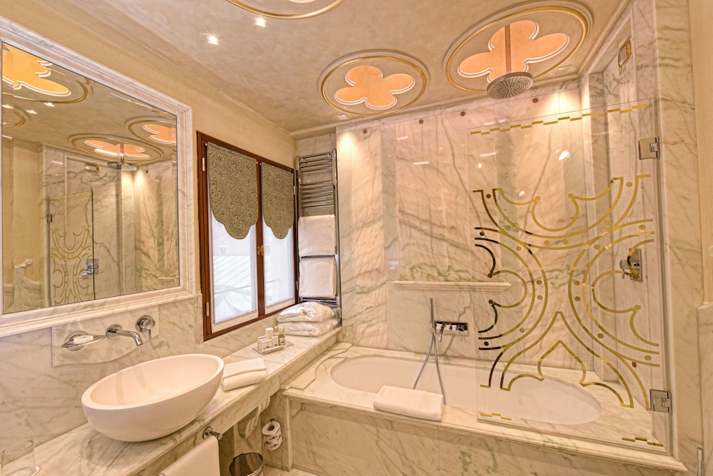 HABITACIÓN GOLDEN LEAF del hotel Monaco and Grand Canal. Foto 4