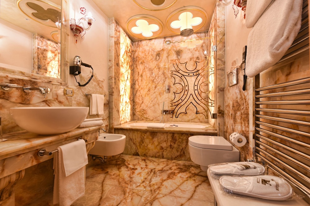 HABITACIÓN GOLDEN LEAF del hotel Monaco and Grand Canal. Foto 5