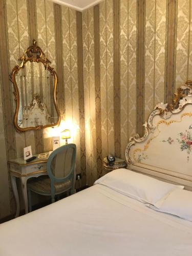 Habitación Doble Pequeña del hotel Carlton On The Grand Canal. Foto 1