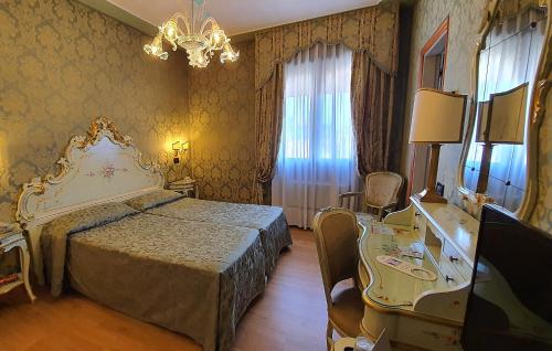 Habitación Superior - 1 cama grande del hotel Carlton On The Grand Canal. Foto 1
