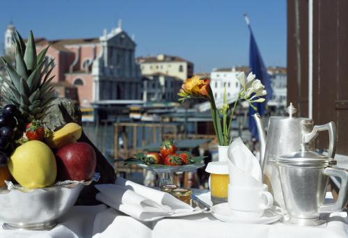 Habitación Doble Superior con vistas al Gran Canal del hotel Carlton On The Grand Canal. Foto 3