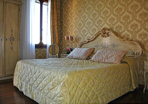 Habitación Doble Superior con vistas al Gran Canal del hotel Carlton On The Grand Canal. Foto 4