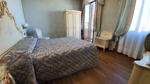 Habitación Doble Superior con vistas al Gran Canal del hotel Carlton On The Grand Canal. Foto 7