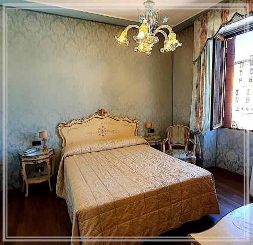 Habitación Doble Superior con vistas al Gran Canal del hotel Carlton On The Grand Canal. Foto 9