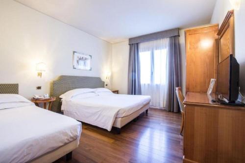 Habitación doble clásica con cama supletoria - 2 camas del hotel Plaza Venice. Foto 1