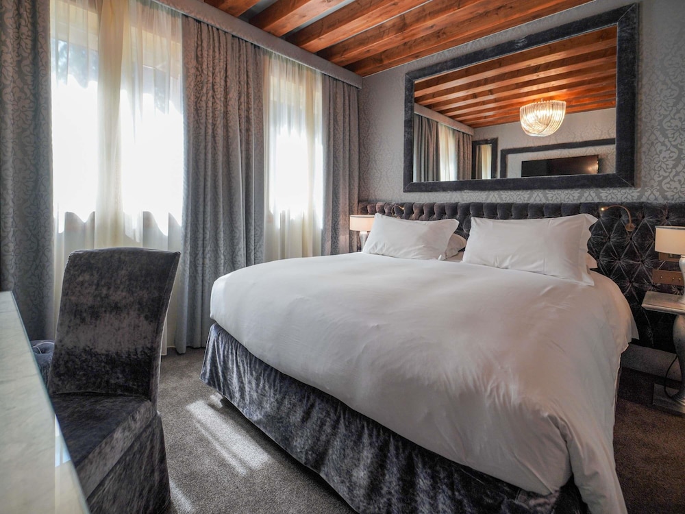 Habitación Doble o Matrimonial Superior con vistas al jardín o a la ciudad del hotel Hotel Papadopoli Venezia - MGallery Collection. Foto 3