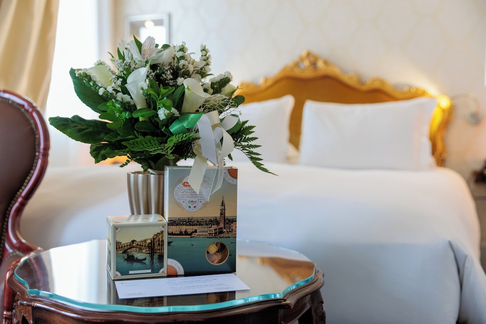 Habitación Doble Deluxe con vistas al canal o terraza del hotel Hotel Papadopoli Venezia - MGallery Collection. Foto 12
