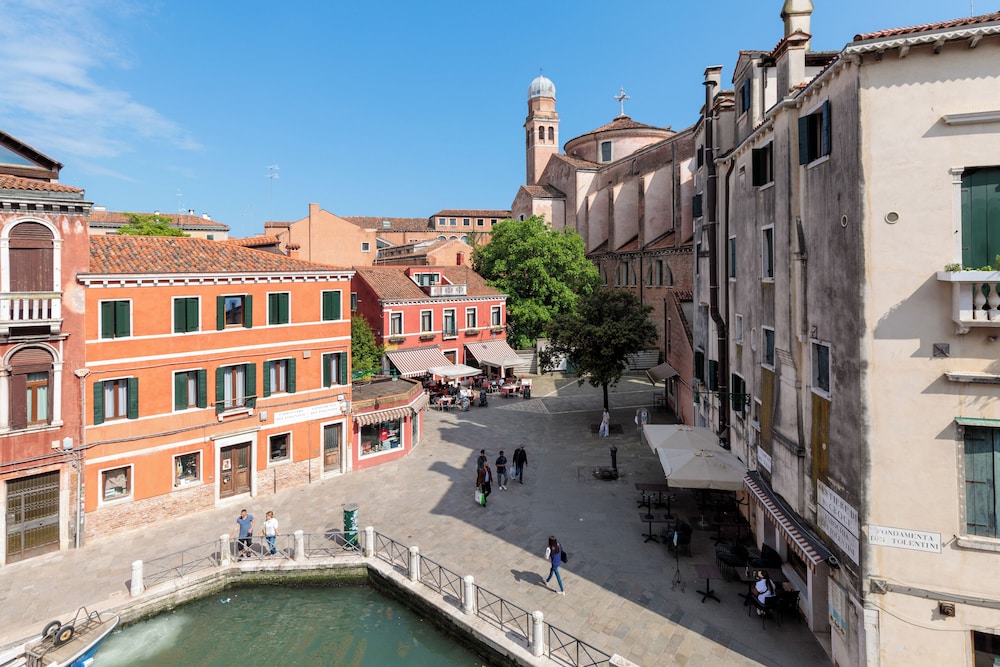Habitación Doble Deluxe con vistas al canal o terraza del hotel Hotel Papadopoli Venezia - MGallery Collection. Foto 13