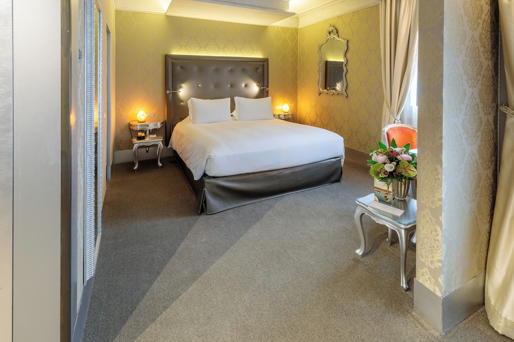 Habitación Triple Deluxe con Vistas al Canal del hotel Hotel Papadopoli Venezia - MGallery Collection. Foto 3
