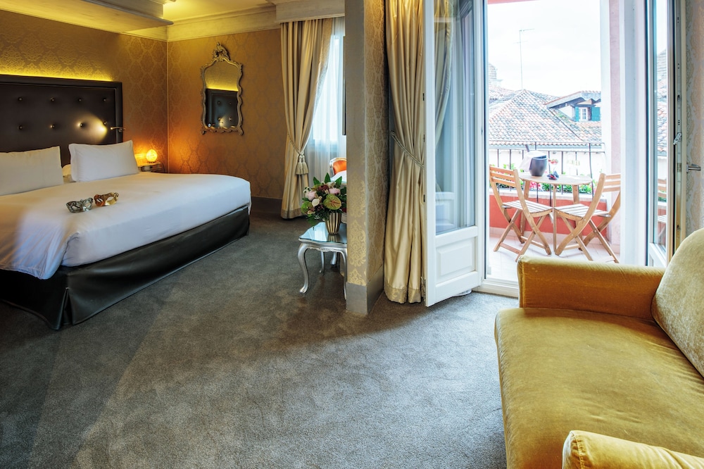 Habitación Triple Deluxe con Vistas al Canal del hotel Hotel Papadopoli Venezia - MGallery Collection. Foto 4