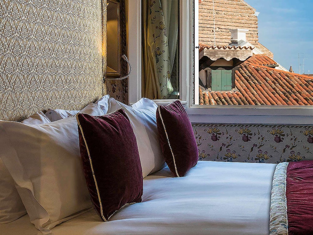 Habitación Triple Deluxe con Vistas al Canal del hotel Hotel Papadopoli Venezia - MGallery Collection. Foto 5