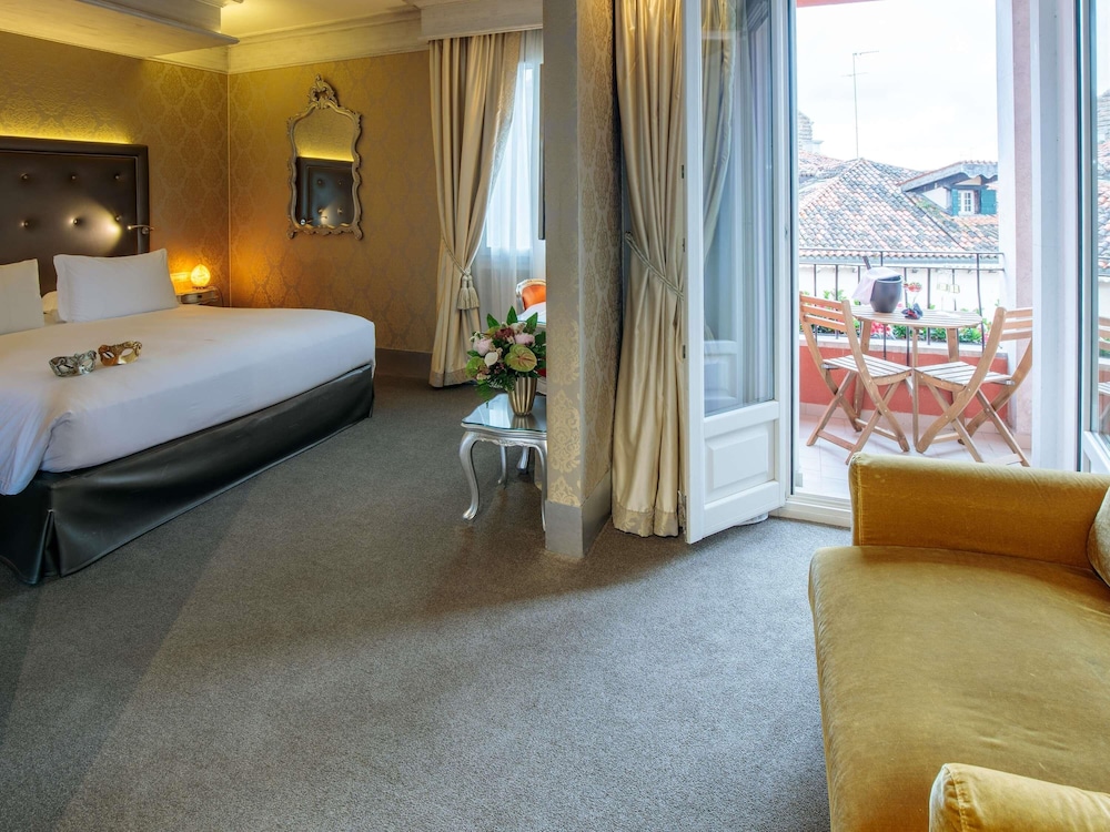Habitación Triple Deluxe con Vistas al Canal del hotel Hotel Papadopoli Venezia - MGallery Collection. Foto 6
