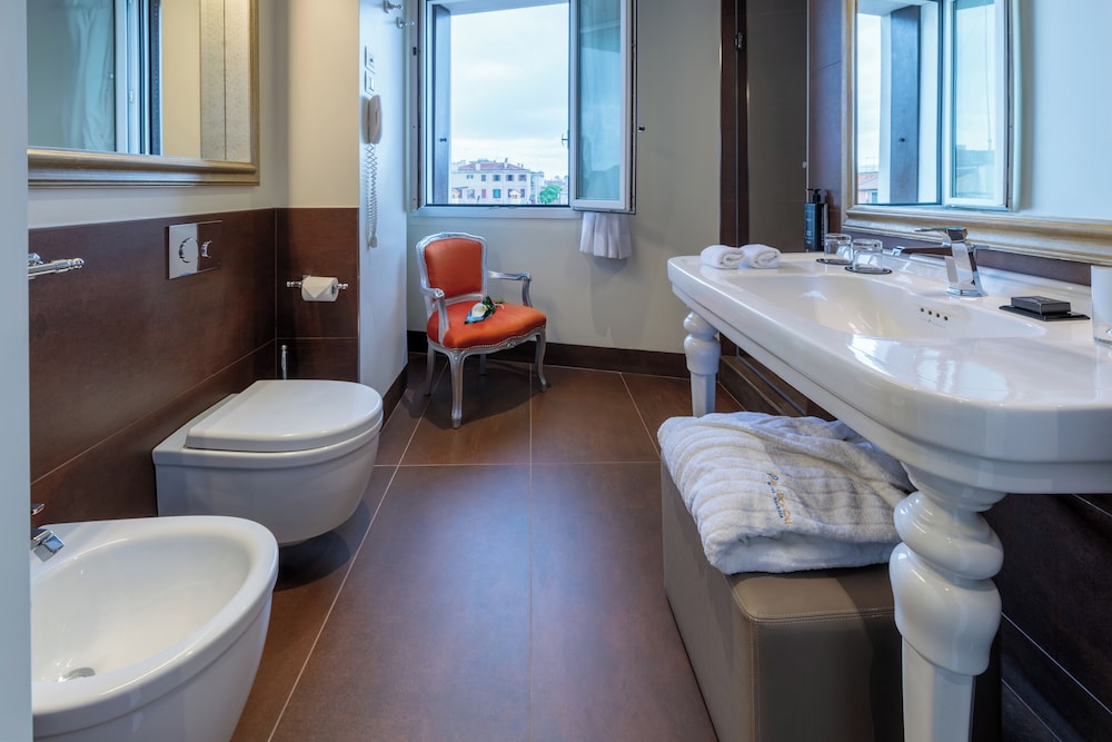 Habitación Triple Deluxe con Vistas al Canal del hotel Hotel Papadopoli Venezia - MGallery Collection. Foto 13