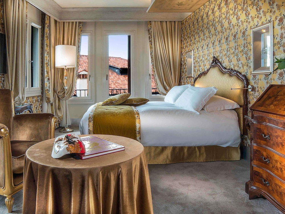 Suite Deluxe con Vistas al Canal del hotel Hotel Papadopoli Venezia - MGallery Collection