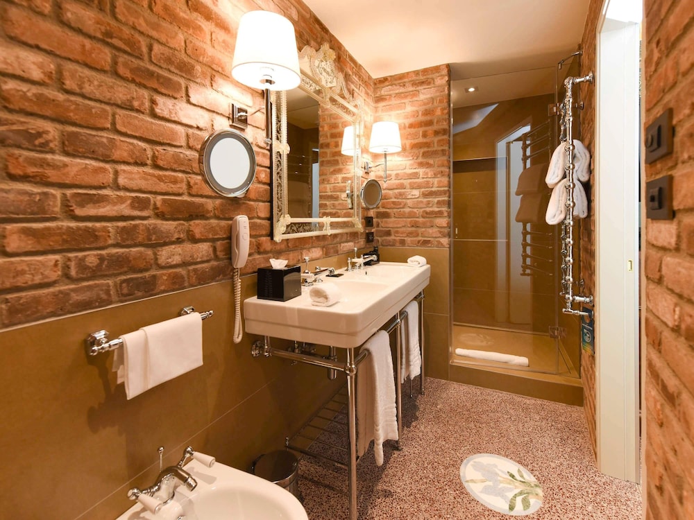 Suite Deluxe con Vistas al Canal del hotel Hotel Papadopoli Venezia - MGallery Collection. Foto 13