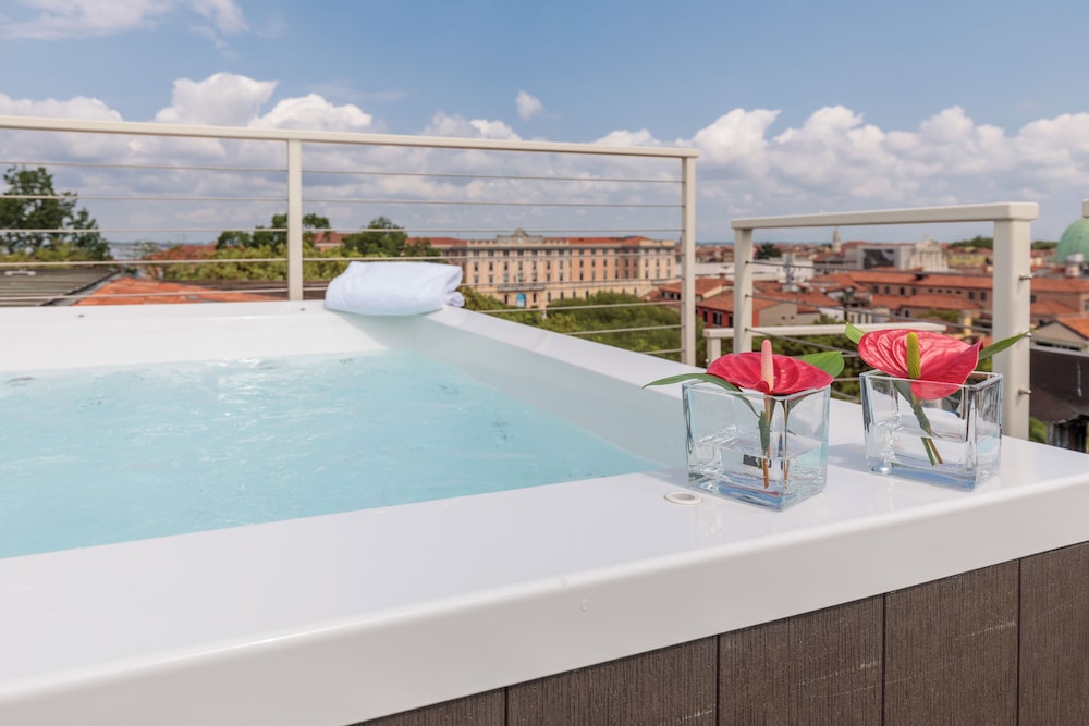 Suite Presidencial con terraza privada y jacuzzi del hotel Hotel Papadopoli Venezia - MGallery Collection. Foto 3