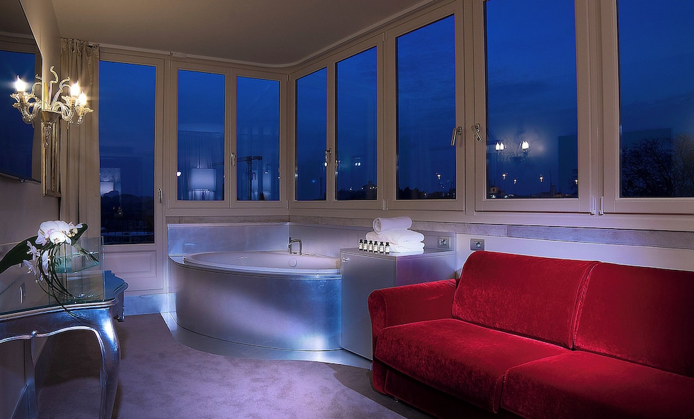 Suite Ejecutiva con terraza privada y vistas a la ciudad del hotel Hotel Papadopoli Venezia - MGallery Collection. Foto 3