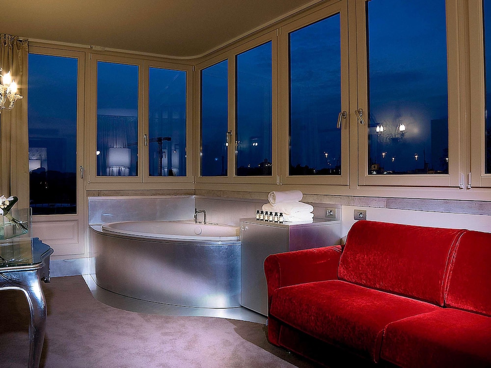 Suite Ejecutiva con terraza privada y vistas a la ciudad del hotel Hotel Papadopoli Venezia - MGallery Collection. Foto 7