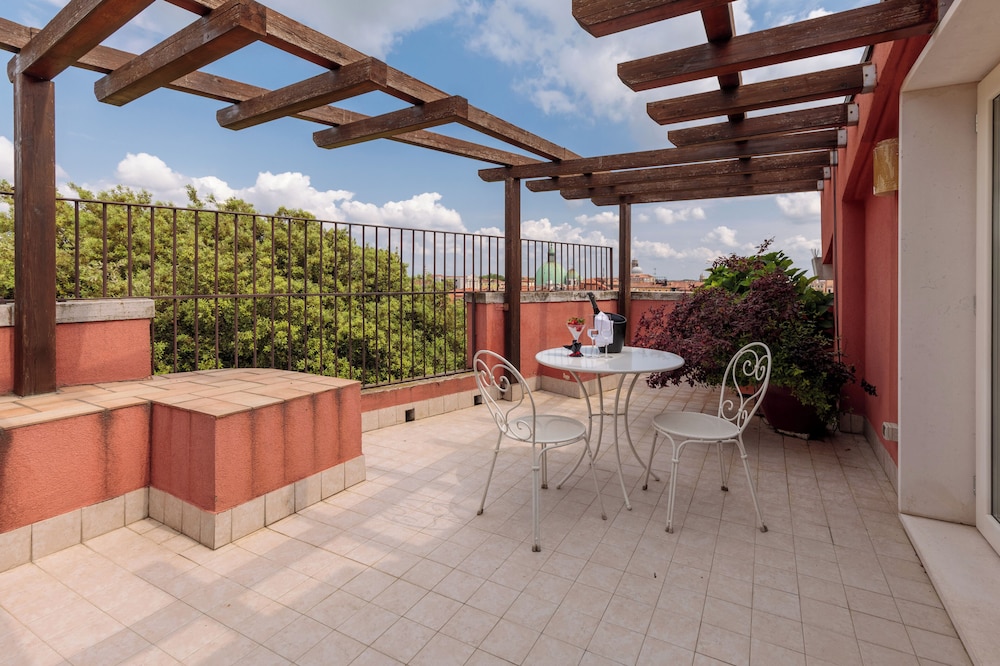 Suite Ejecutiva con terraza privada y vistas a la ciudad del hotel Hotel Papadopoli Venezia - MGallery Collection. Foto 15