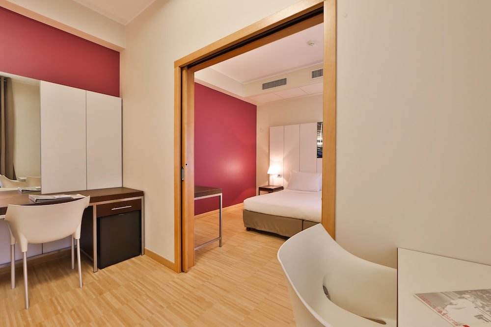 Habitación clásica, varias camas del hotel Best Western Plus Bologna. Foto 1