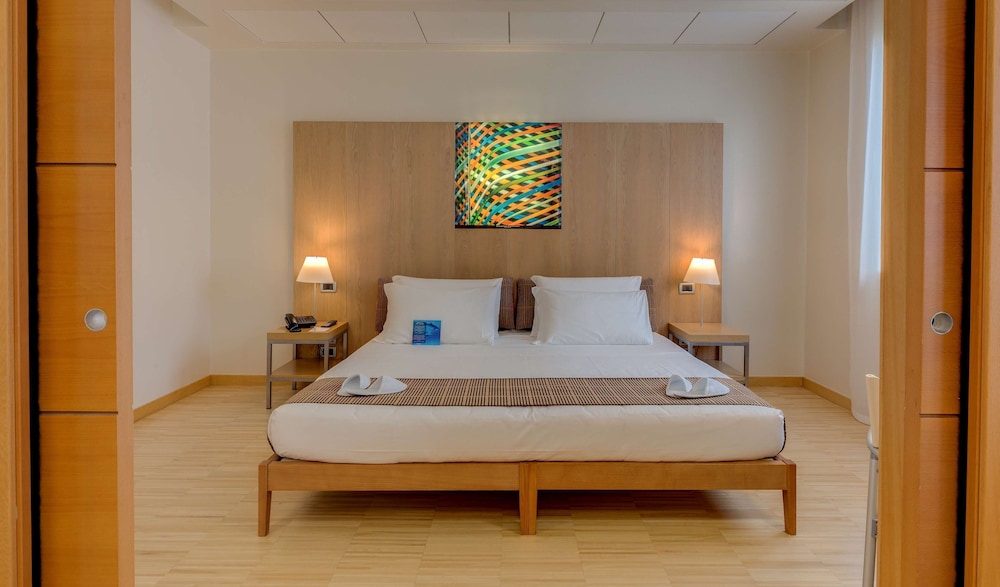 Suite junior, 1 cama de matrimonio grande del hotel Best Western Plus Bologna. Foto 8